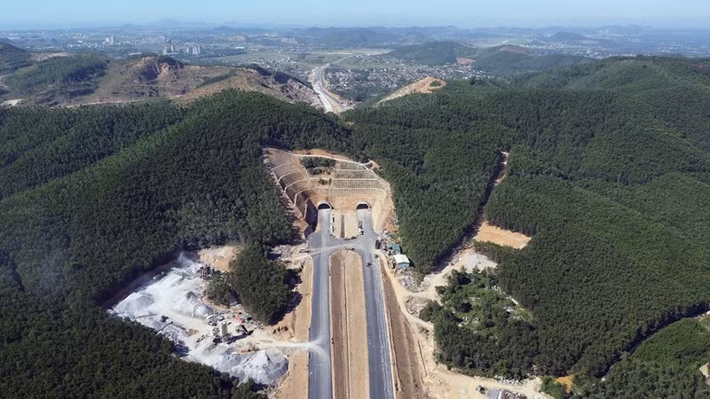 El túnel Truong Vinh, que pasa a través de la montaña Mong Ga, forma parte de la autopista Nghi Son - Dien Chau y conecta las comunas de Nghi Son (Thanh Hoa) y de Hoang Mai (Nghe An), con dos túneles de 450 metros de largo.