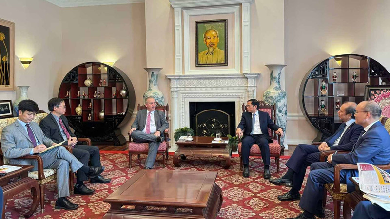 Reunión entre el ministro Bui Thanh Son y el vicerrector asociado Jeff Goss de la Universidad Estatal de Arizona (Foto: baoquocte.vn)