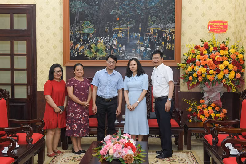Nguyen Cong Huu, director del Hospital E, felicita a Nhan Dan.