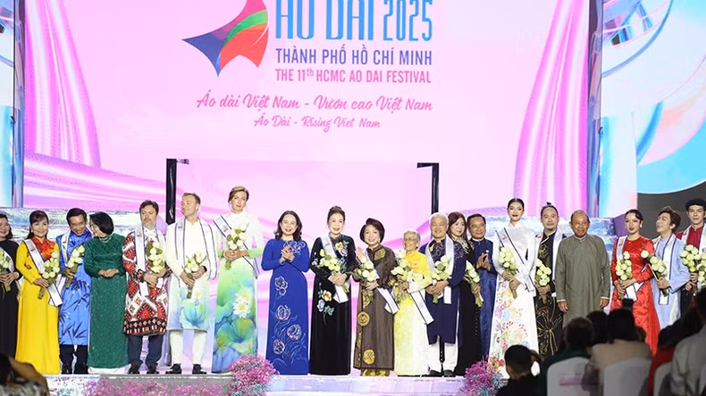 Entregan flores a los embajadores del undécimo Festival de Ao Dai de Ciudad Ho Chi Minh. Entregan flores a los embajadores del undécimo Festival de Ao Dai de Ciudad Ho Chi Minh.