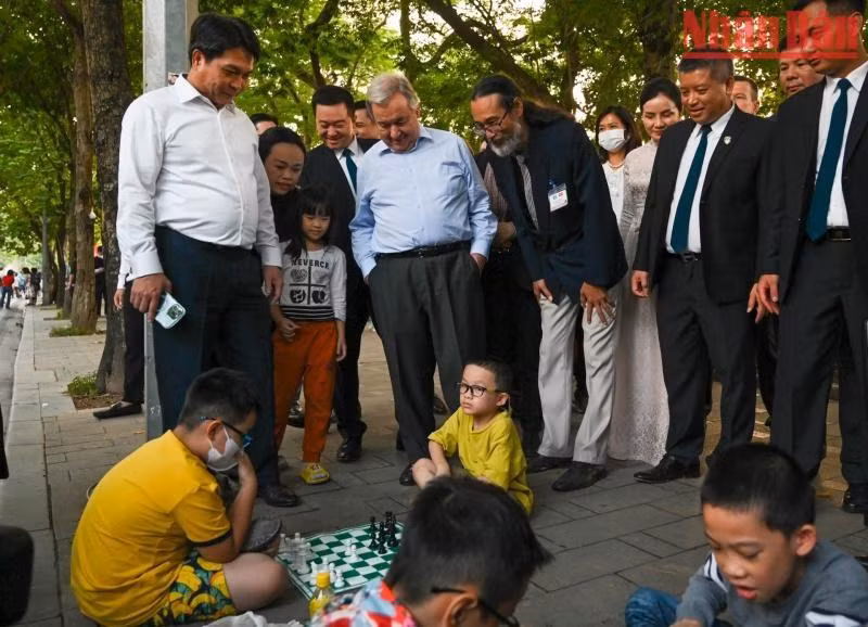 Guterres observa a los niños jugando al ajedrez en el sitio.