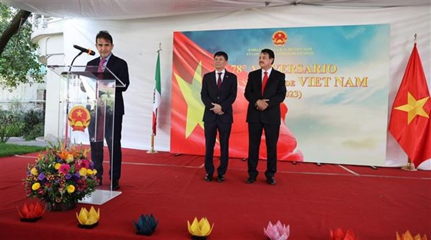 Fernando González Saiffe, jefe de la Dirección General para Asia-Pacífico, de la Secretaría de Relaciones Exteriores de México, habla en el evento. (Fotografía: VNA)