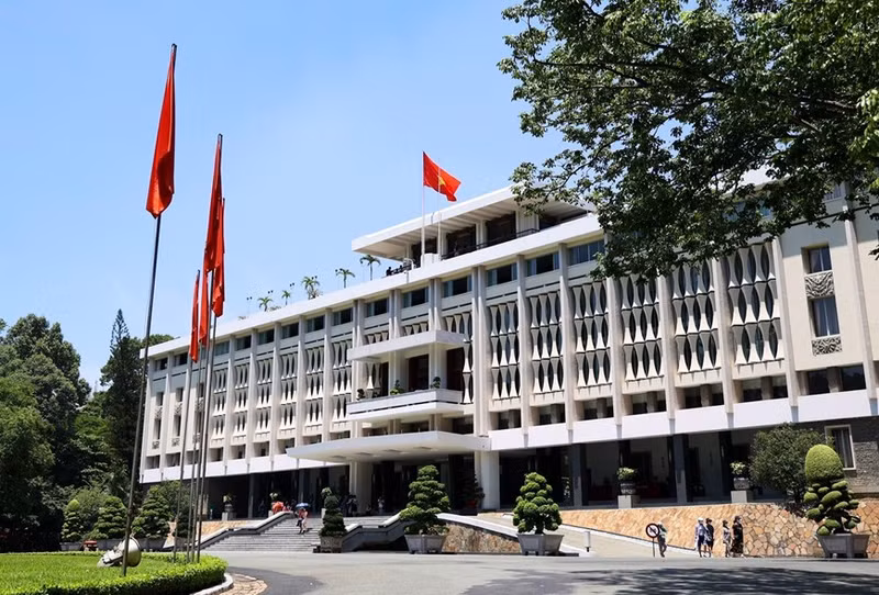 Palacio de la Independencia, que fue testigo del momento de la liberación del Sur y la reunificación del país el 30 de abril de 1975. Palacio de la Independencia, que fue testigo del momento de la liberación del Sur y la reunificación del país el 30 de abril de 1975.