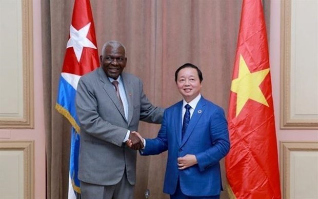 El presidente de la Asamblea Nacional de Cuba, Esteban Lazo Hernández, recibe a Tran Hong Ha, viceprimer ministro de Vietnam (Fotografía: VNA)