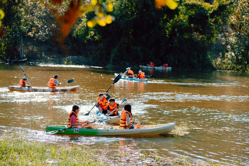 Visitantes en el lago de Ta Lai, en la provincia de Dong Nai (Foto: VNA)