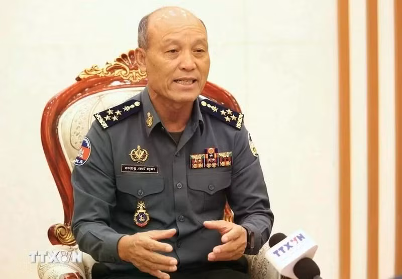 El general Sao Sokha, vicecomandante en jefe del Ejército Real de Camboya y comandante de la Gendarmería, en la entrevista. (Foto: VNA)