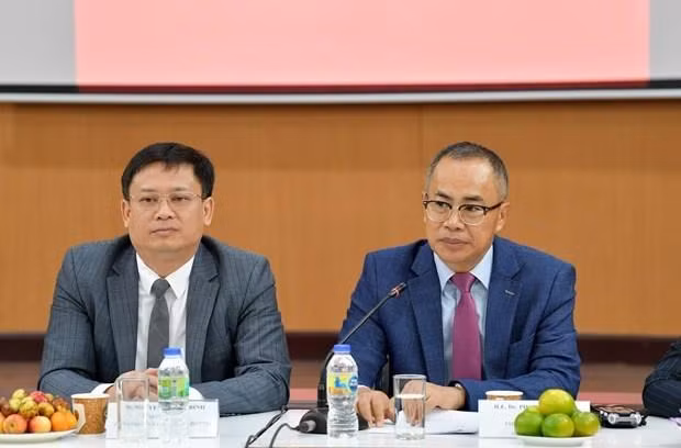 El embajador vietnamita en Tailandia, Phan Chi Thanh (D), y el vicepresidente permanente del Comité Popular de Thua Thien-Hue, Nguyen Thanh Binh. (Fotografía: VNA)