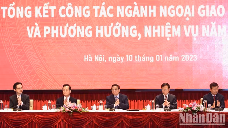 El primer ministro Pham Minh Chinh, el canciller Bui Thanh Son y los viceministros de Relaciones Exteriores presiden el evento.