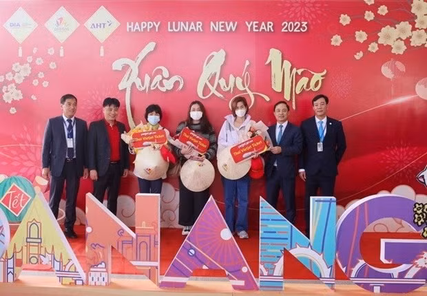 Acto de bienvenida a visitantes internacionales en Da Nang (Fotografía: VNA)