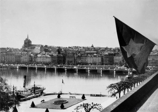 Bandera vietnamita ondeando en la sede de la delegación de la República Democrática de Vietnam en Ginebra, Suiza, en 1954. (Foto: VNA)