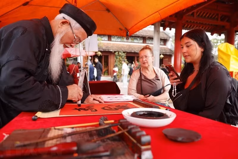 Turistas en Hanói (Foto: VNA)