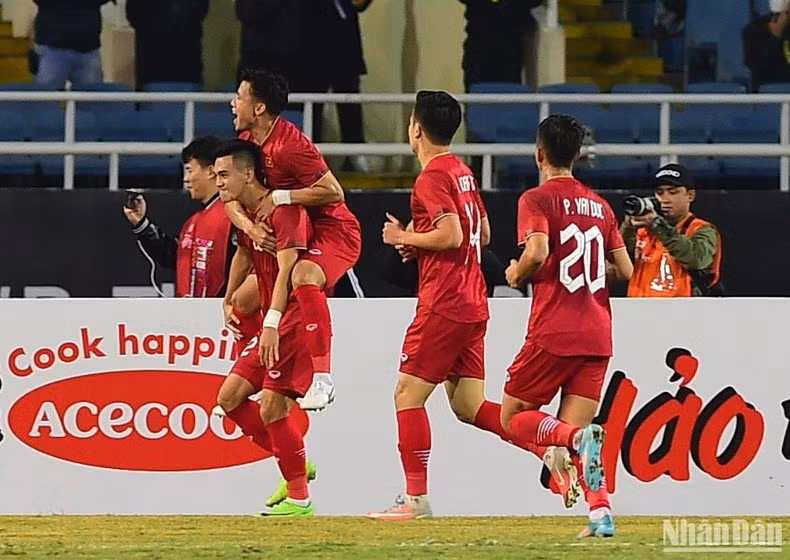 Los jugadores vietnamitas celebran un gol.