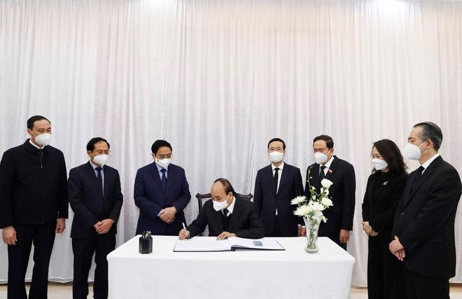 El presidente de Vietnam, Nguyen Xuan Phuc, escribe en el libro de condolencias en la Embajada de China en Vietnam. (Fotografía: VNA)