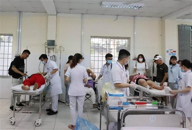 Los médicos vietnamitas brindan tratamientos a los víctimas (Fotografía: VNA)