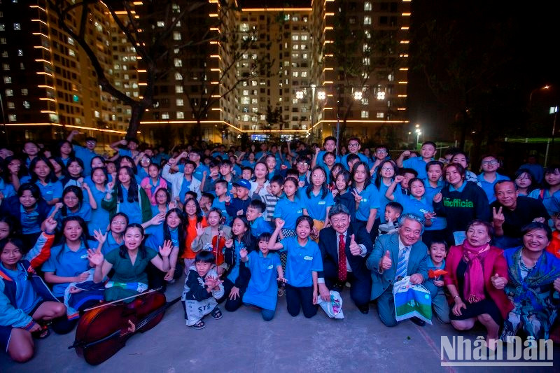 Los alumnos de la escuela Hope y los artistas en la velada musical (Fotografía: Nhan Dan)