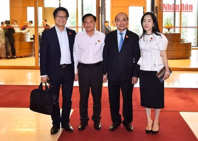 El presidente Nguyen Xuan Phuc, con otros delegados en la reunión.