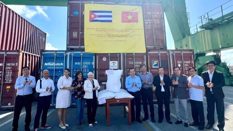 En la ceremonia de entrega de arroz (Foto: Embajada de Cuba en Vietnam)