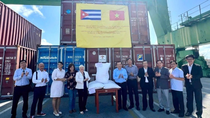 En la ceremonia de entrega de arroz (Foto: Embajada de Cuba en Vietnam)
