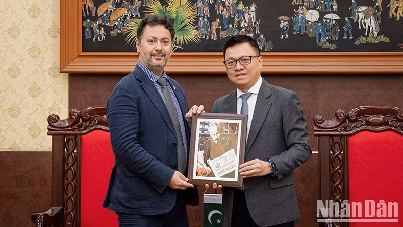 Le Quoc Minh, presidente-editor del periódico Nhan Dan, entrega un regalo a Kohdayar Marri, embajador de Pakistán en Vietnam.