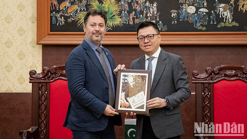 Le Quoc Minh, presidente-editor del periódico Nhan Dan, entrega un regalo a Kohdayar Marri, embajador de Pakistán en Vietnam.