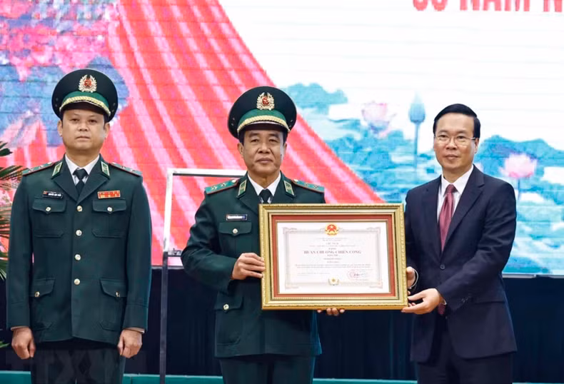 Van Thuong otorga la Orden hazañas militares de segunda clase en honor de los méritos de la Guardia Fronteriza.