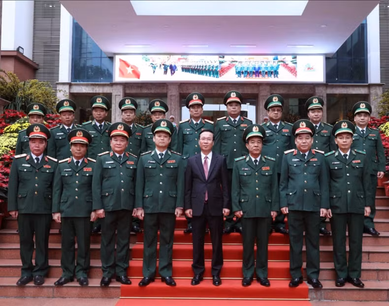 El presidente Vo Van Thuong con oficiales del Ministerio de Defensa y del Alto Mando de la Guardia Fronteriza.