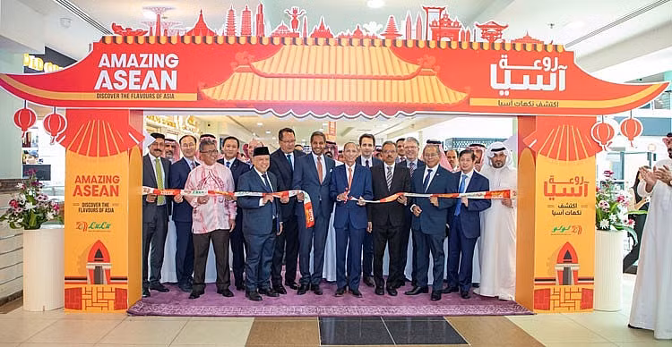 Embajadores de los países de la Asean en Arabia Saudita y representantes de la cadena de supermercados Lulu cortan la cinta para inaugurar el evento. (Fotografía: congthuong.vn)
