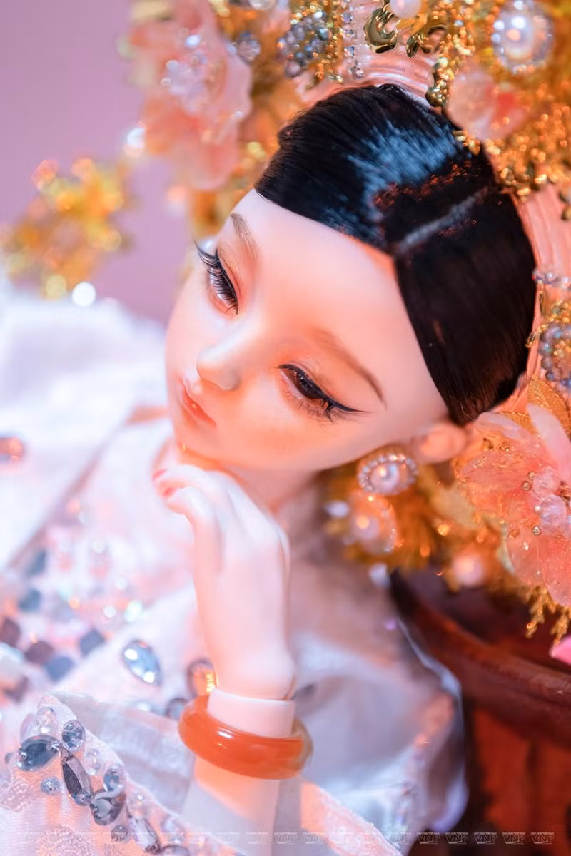 La cara de la muñeca es perfecta y está bien maquillada.