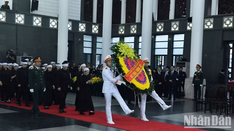 La familia del secretario general del PCV, Nguyen Phu Trong, en la ceremonia.