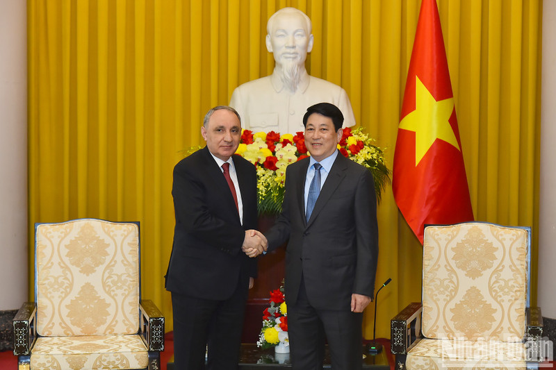 El presidente vietnamita Luong Cuong (derecha) recibe a Kamran Bayram Aliyev, fiscal general de Azerbaiyán. (Foto: Nhan Dan)