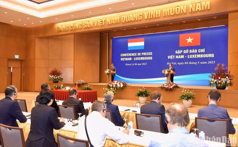 Ambos premieres presiden una conferencia de prensa.