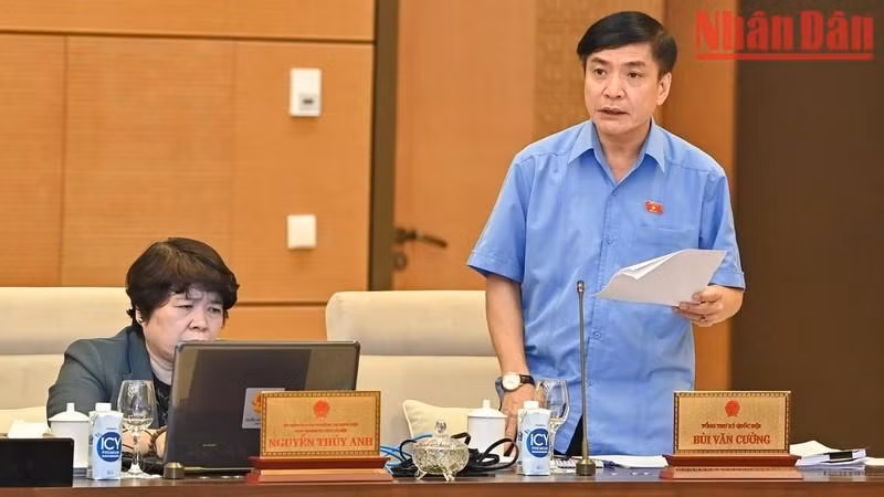 El secretario general y jefe de la Oficina Parlamentaria, Bui Van Cuong, pronuncia el discurso de apertura.
