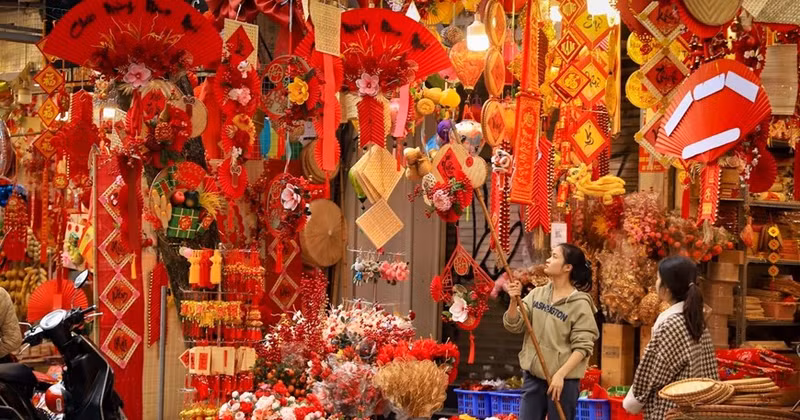 La calle Hang Ma se prepara para celebrar el Año del dragón.