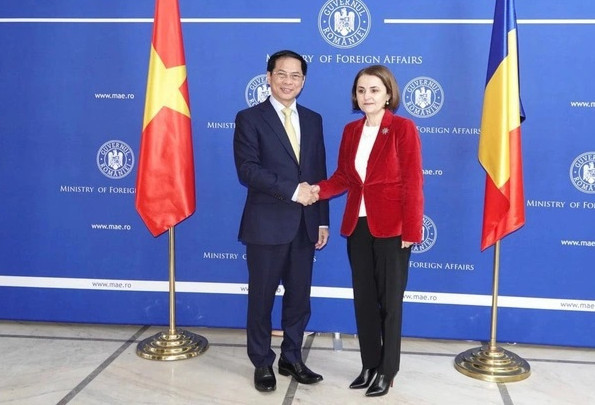 El canciller vietnamita, Bui Thanh Son, y su homóloga rumana, Luminita Odobescu. (Foto: tuoitre.vn)