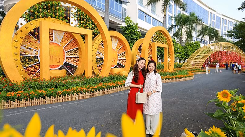 La calle de flores de Phu My Hung, Ciudad Ho Chi Minh. (Foto: Nhat Thinh)