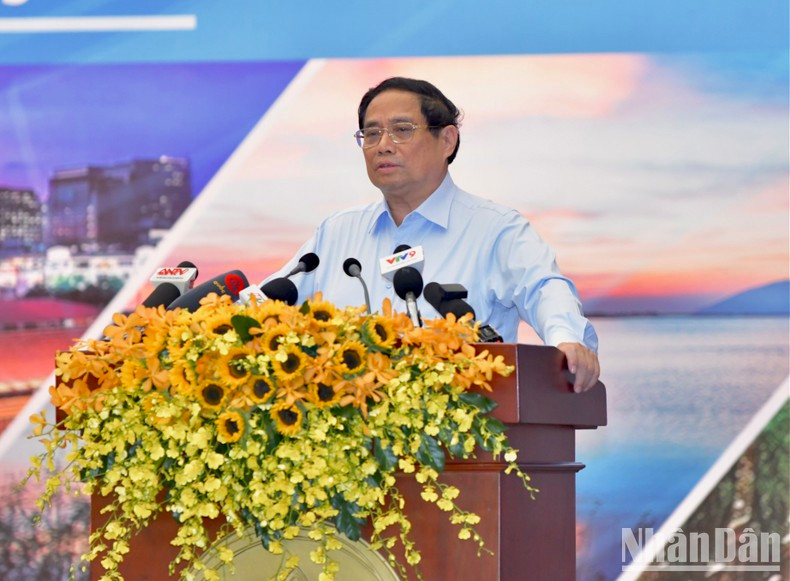 El primer ministro Pham Minh Chinh habla en la reunión.
