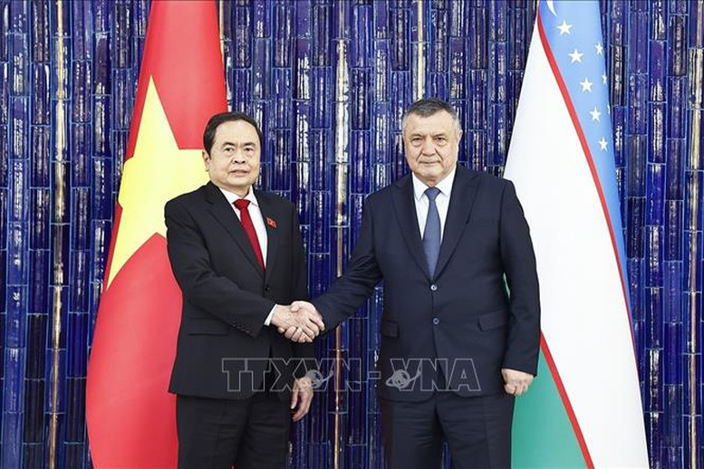 El presidente de la Asamblea Nacional de Vietnam, Tran Thanh Man, y el presidente de la Cámara Legislativa del Oliy Majilis (Cámara baja) de Uzbekistán, Ismoilov Nuriddin Muidinhonovonich. (Foto: VNA)