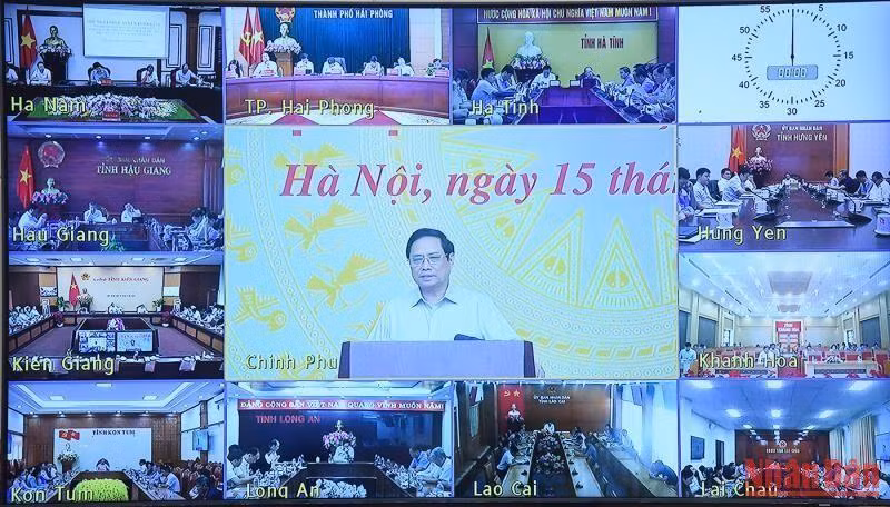 Dirigentes de las localidades asisten a la teleconferencia.