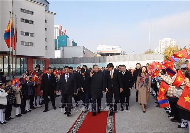 El secretario general del Partido Comunista y presidente de Vietnam, To Lam visita la escuela internivel número 14 que lleva el nombre del Presidente Ho Chi Minh (Foto: VNA)