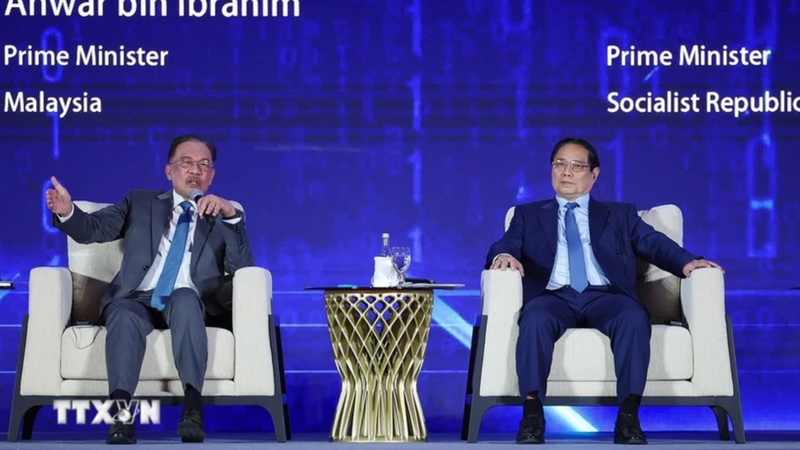 El primer ministro de Vietnam, Pham Minh Chinh, (derecha) y su homólogo malasio, Anwar Ibrahim, en el evento. (Foto: VNA)