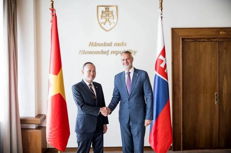 El presidente del Consejo Nacional (Parlamento) de Eslovaquia, Richard Rasi, y el embajador vietnamita en Bratislava, Pham Truong Giang. (Foto: VNA)