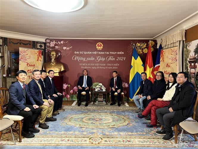 La delegación de la Auditoría Estatal de Vietnam visita la Embajada vietnamita en Suecia (Foto: VNA)