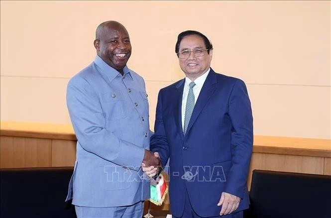 El primer ministro de Vietnam, Pham Minh Chinh (derecha), se reúne con el presidente de Burundi, Evariste Ndayishimiye, en la Semana de Alto Nivel de la 78 Asamblea General de las Naciones Unidas en Nueva York, Estados Unidos. (Foto: VNA)