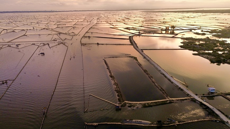 La superficie de la laguna Chuon resplandece al amanecer. 