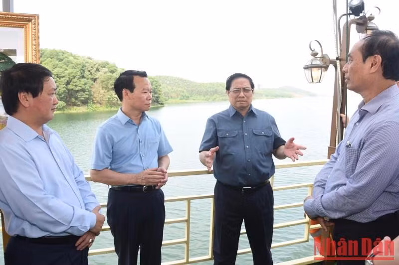 Minh Chinh debate con otros delegados sobre el proyecto de planificación.