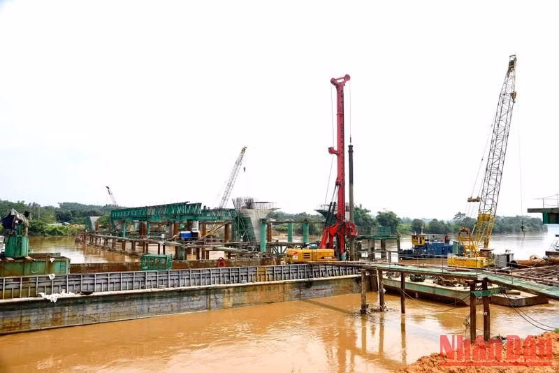 El proyecto del puente Gioi Phien, en la ciudad de Yen Bai, está en construcción.