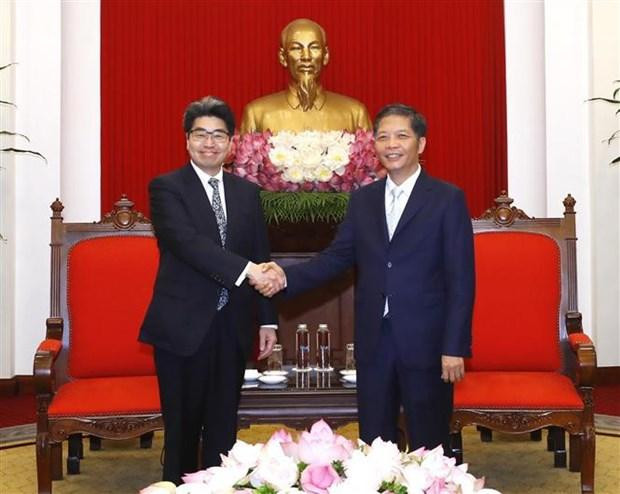 El miembro del Buró Político y jefe de la Comisión de Asuntos Económicos del Comité Central del PCV, Tran Tuan Anh, y Hayashi Nobumitsu, gobernador del Banco Japonés para la Cooperación Internacional. (Fotografía: VNA)