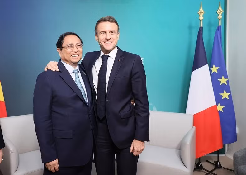 Minh Chinh y el presidente francés, Emmanuel Macron.