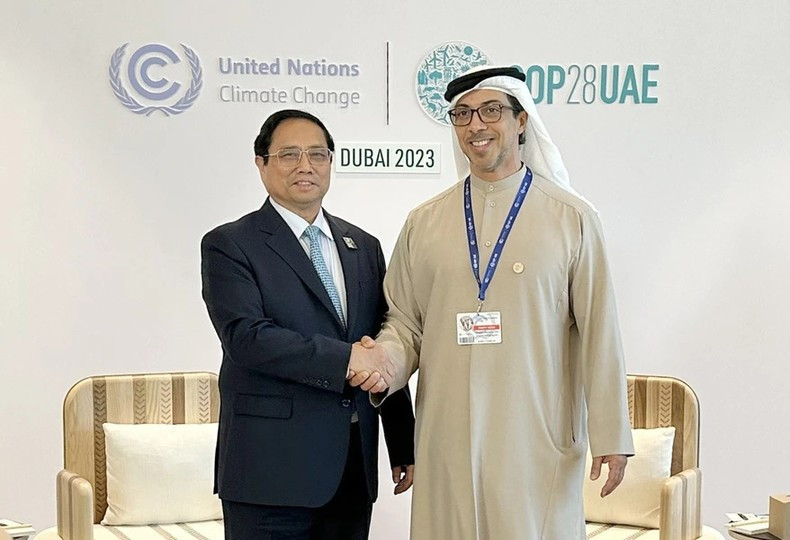 El primer ministro de Vietnam, Pham Minh Chinh, y el vicepresidente de EAU, Sheikh Mansour bin Zayed Al Nahyan. (Foto: VNA)