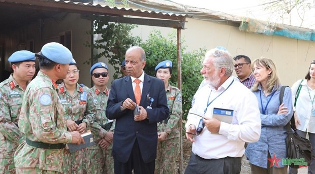 El subsecretario general de las Naciones Unidas Atul Khare y representantes vietnamitas (Fotografía: quandoinhandan)